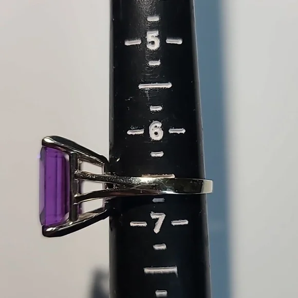 14KT white gold purple gemstone ring. - Picture 5 of 7